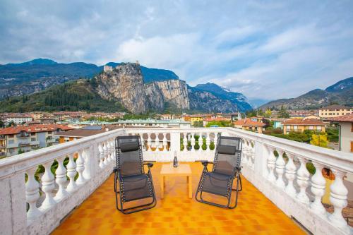 阿科Casa Franco e Ilva - Happy Rentals的山景阳台上的两把椅子