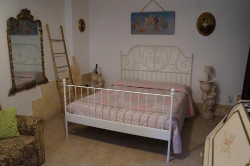 布林迪西L'atmosfera的卧室配有白色的床和椅子