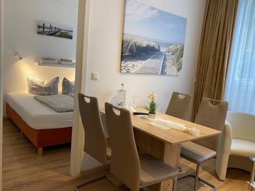 赫费尔霍夫威斯曼维明图哥公寓酒店的一间带桌子和床的用餐室