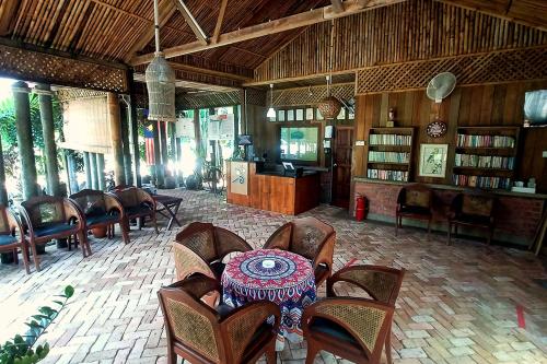 关丹Tanjung Inn的一间用餐室,在房间内配有桌椅