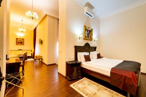 阿拉德毕加索精品酒店 的酒店客房 - 带一张床和用餐室