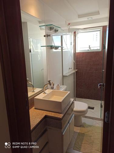 戈亚尼亚Apartamento setor bueno的一间带水槽和卫生间的浴室