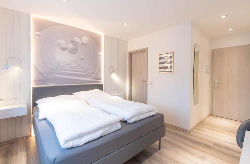 勒沃库森Messe-Hotelzimmer-Einzimmerappartement的一间卧室配有白色床单