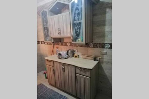 开罗Full Flat cozy place terrific view的一个带木制橱柜和水槽的厨房