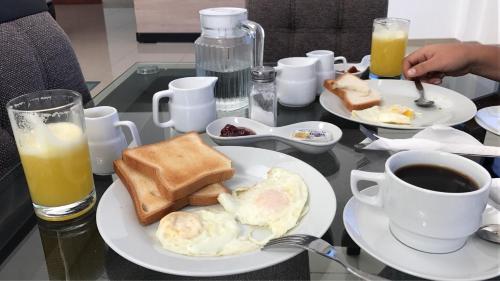Abancay斯巴尔酒店的一张桌子,上面放两个鸡蛋,烤面包和咖啡