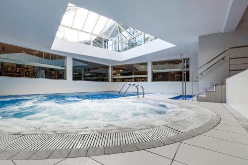 巴黎大洋洲巴黎凡尔赛门酒店的大楼中央的大型游泳池