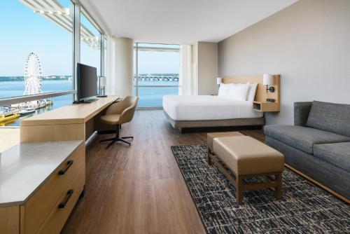 国家海港Hyatt Place National Harbor的酒店客房,配有床和沙发