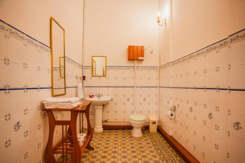 伊基托斯卡萨莫雷酒店的一间带水槽和卫生间的浴室