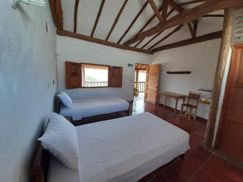 巴里查拉阿特波利斯酒店的一间卧室设有两张床、一张桌子和一个窗口