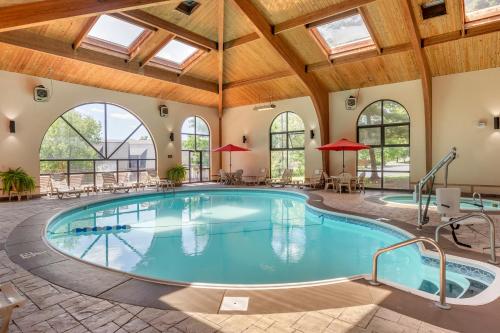 布兰森康福特茵酒店，位于千山的一座大型室内游泳池,位于一座拥有大型天花板的建筑中