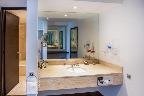 普埃布拉Hotel Real de Puebla的一间带水槽和大镜子的浴室