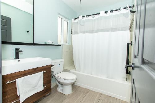 安纳海姆梅因盖特/安纳海姆会议中心马格诺利亚树酒店的浴室配有卫生间、盥洗盆和淋浴。
