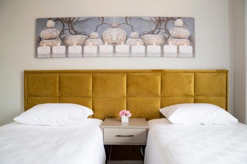 安卡拉Hatton Suites Hotel Esenboga的卧室内两张并排的床
