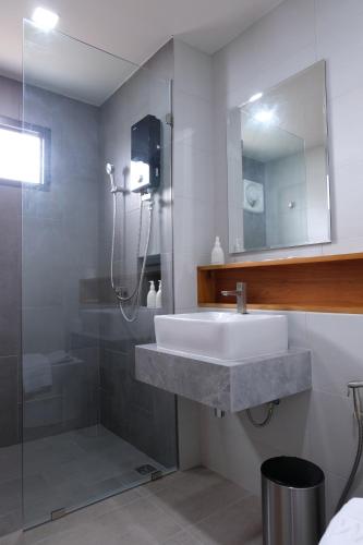 达叻府Li CALLA Resort Trat的一间带水槽和淋浴的浴室