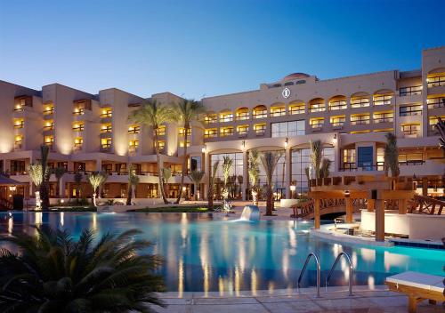 亚喀巴亚喀巴洲际酒店的大楼前设有游泳池的酒店