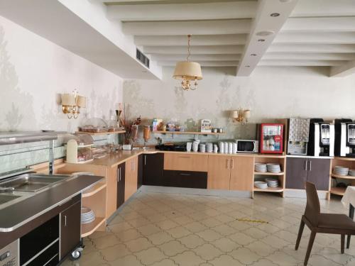 昆卡昆卡阿方索八世酒店的一个带木制橱柜和桌子的大厨房