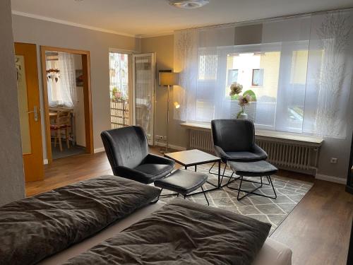 哈默尔恩Forsternest的一间卧室配有两把椅子、一张床和窗户