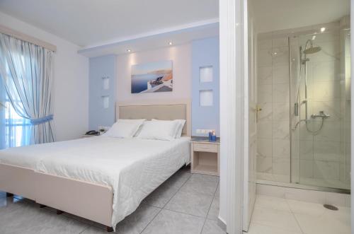 纳克索乔拉伊林酒店的白色卧室配有一张床和淋浴