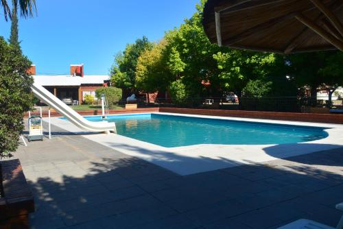 圣拉斐尔塞斯马卡瓦尼亚斯山林小屋的庭院中带滑梯的游泳池