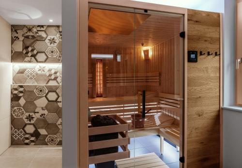 瓦尔德阿尔贝格Verwall Apartment Arlberg - mit Sauna, Balkon und Gästekarte Premium的玻璃门通向带桌子的房间