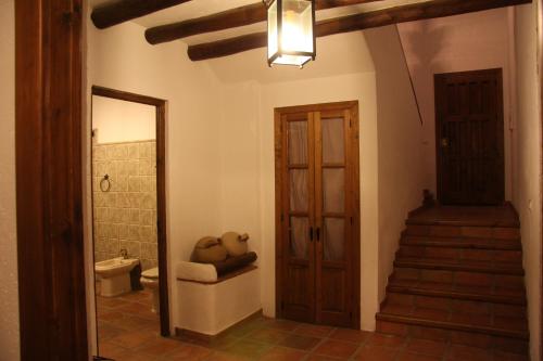 比纽埃拉坎托布兰克之屋乡村民宿的走廊上设有带卫生间的浴室和楼梯