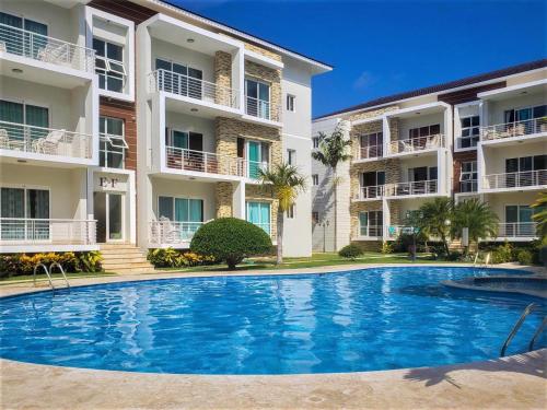 苏莎亚Luxury in the Caribbean的两个公寓楼前的游泳池