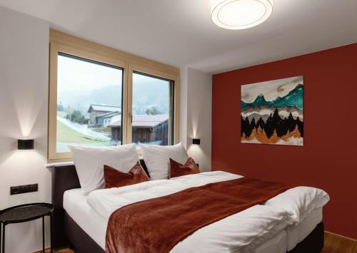 瓦尔德阿尔贝格Verwall Apartment Arlberg - mit Sauna, Balkon und Gästekarte Premium的一间卧室设有一张大床和大窗户