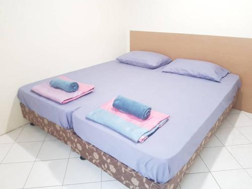 邦咯Pangkor Coral Bay Resort(2 bedrooms)的床上有两条毛巾