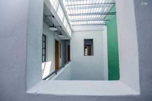 蒙得维的亚AHIVÁ Espacio Temporal的一条空的走廊,有绿色和白色的墙壁