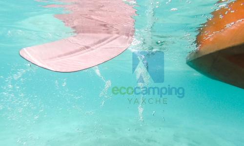 巴卡拉尔雅惬生态露营地的游泳池的水面冲浪板