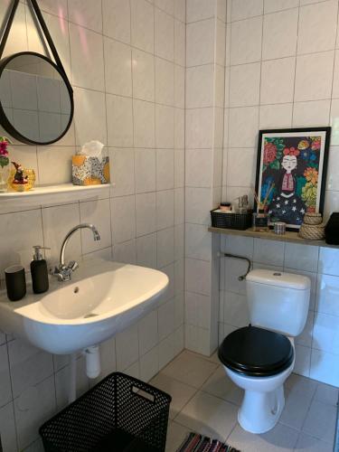 哈登贝赫City Guesthouse的一间带水槽、卫生间和镜子的浴室