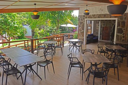 阿约拉港拉瓦之家旅馆的一间在甲板上配有桌椅的餐厅