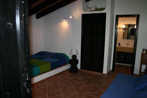 斯代塔维拉佩德拉斯戴尔雷度假屋的一间卧室配有一张床,另一间卧室配有镜子