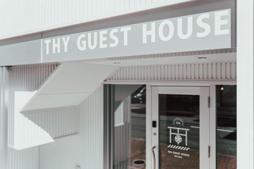 伊势市THY GUEST HOUSE的试旅馆前的标志