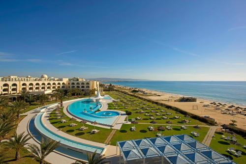 哈马马特伊波罗之星阿威罗伊酒店的享有度假村和海滩的空中景致