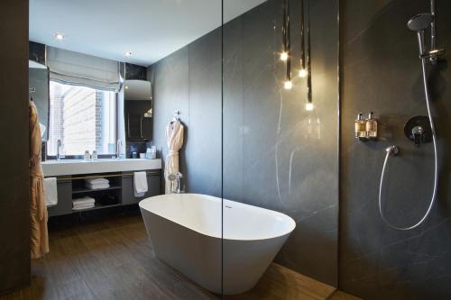顿河畔罗斯托夫ARKA Hotel by Ginza Project的设有带浴缸和淋浴的浴室。