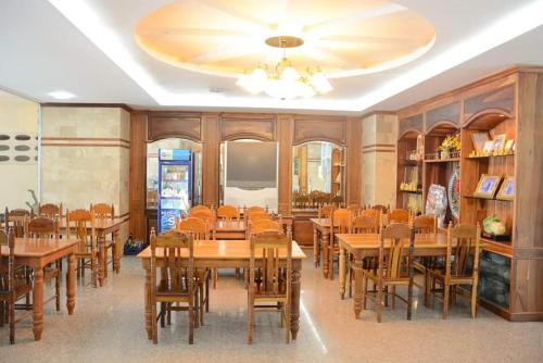 莫拉限萨姆克达弗姆普拉斯酒店的用餐室配有木桌和椅子