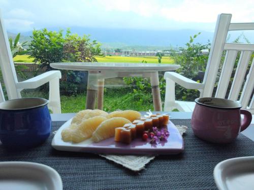 池上池上飞翔民宿的桌上一盘食物,上面有一盘食物