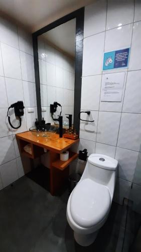 内尔图梅Treca Rupan Lodge的一间带卫生间的浴室和一张木桌