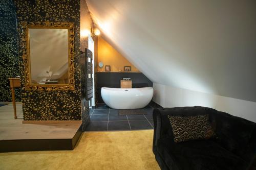 勒芒Le jardin des 4 saisons的一间带大镜子和浴缸的浴室
