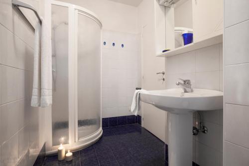 托尔博莱Casa Marco的白色的浴室设有水槽和淋浴。