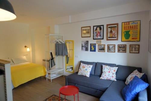 洛格罗尼奥Casa Eladia的客厅配有蓝色的沙发和床。