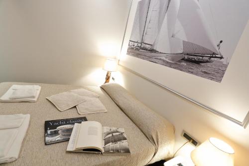 热那亚Gaslini e Sole的一间卧室配有一张带书籍和图片的床