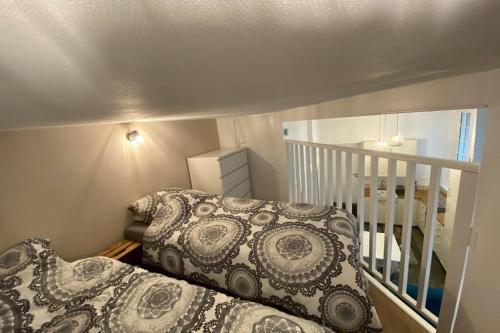 圣马洛Le Plongeoir de Bon-Secours的一间小卧室,配有一张床和一个楼梯