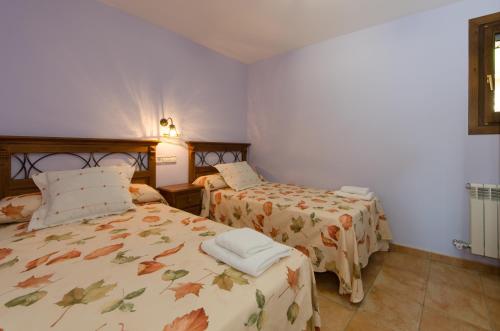 AguascaldasCasa Soltero Apartamentos的一间卧室,配有两张床