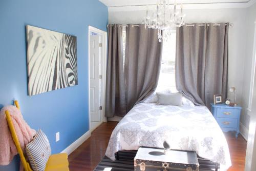 迈阿密Private Suite Mins from MIA Free Parking - 1G的一间卧室设有一张床和蓝色的墙壁