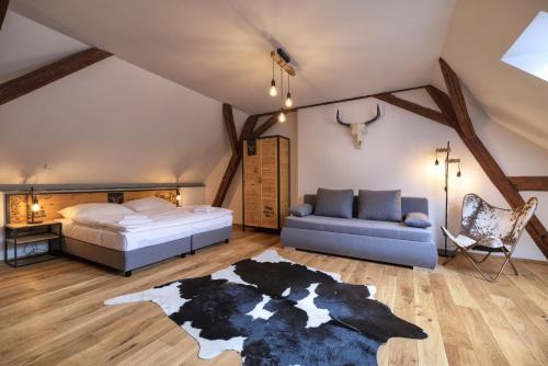 NepomukPivní Hotel的一间卧室配有一张床和一张沙发