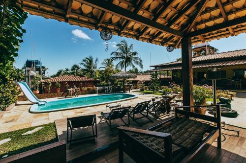 巴雷里尼亚斯波萨达博阿维斯塔酒店的一个带游泳池、椅子和游泳池的庭院