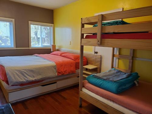 格罗夫兰优胜美地国际青年旅舍的一间卧室设有两张双层床和梯子