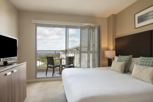 金斯克里福曼特拉盐滩酒店的一间卧室设有一张大床和一个大窗户